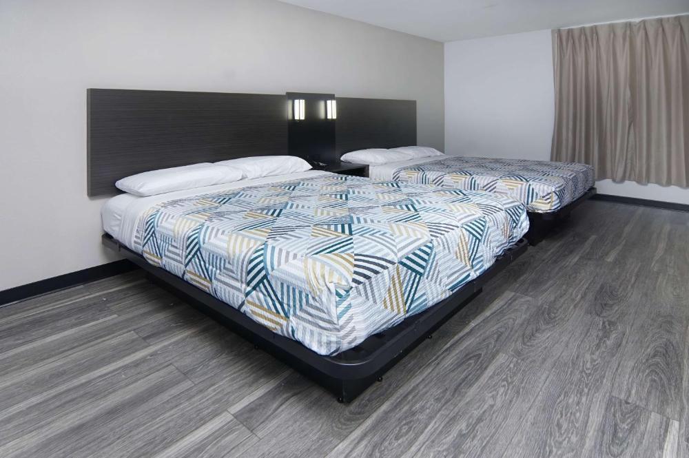 Queen Room with Two Queen Beds - Non-Smoking interior